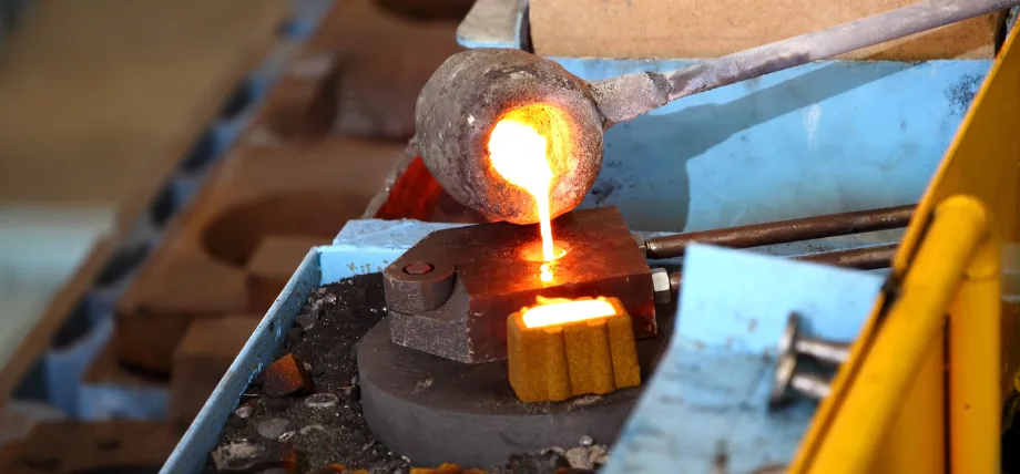 Pouring molten metal into a cast; casting process