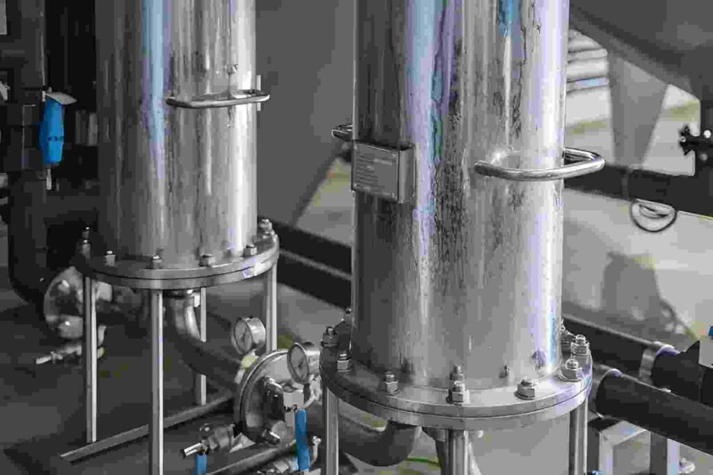 The image shows a close-up of 304 stainless steel tubes or pipes used in filtration and fluid handling systems.
