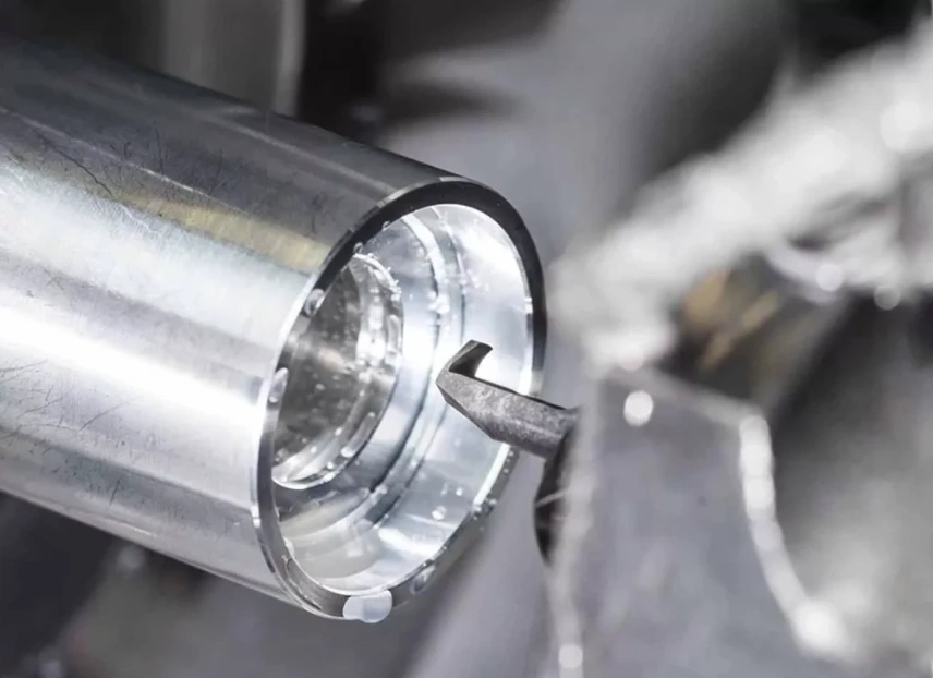 Boring tool enlarging the inner diameter of an aluminum cylindrical part