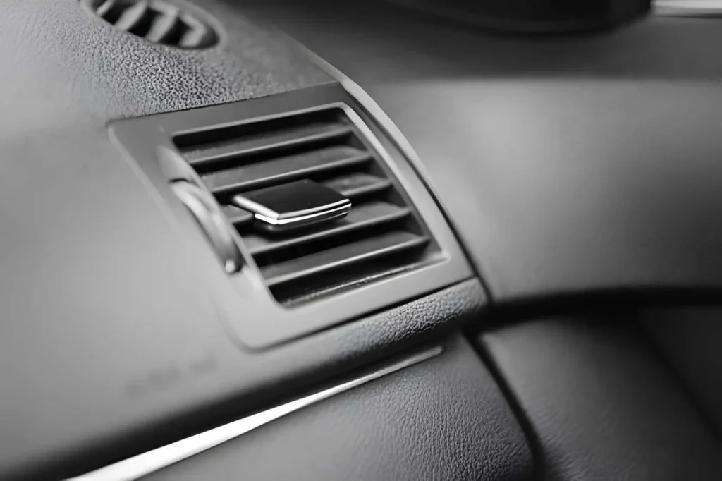 The image shows air vents integrated into a car dashboard, made from ABS plastic.