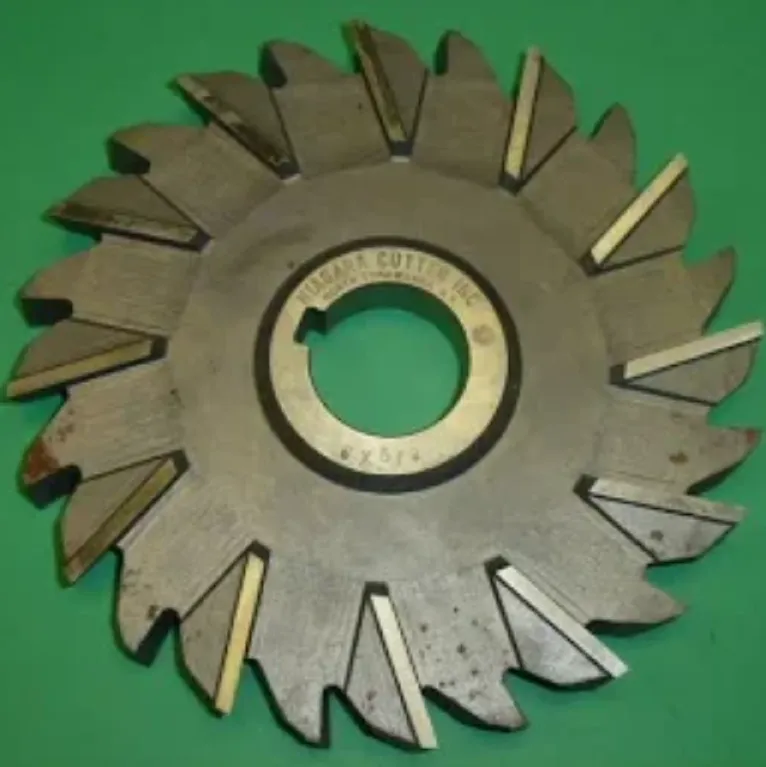 Staggered-tooth side milling cutter with alternating angled teeth on a green background.