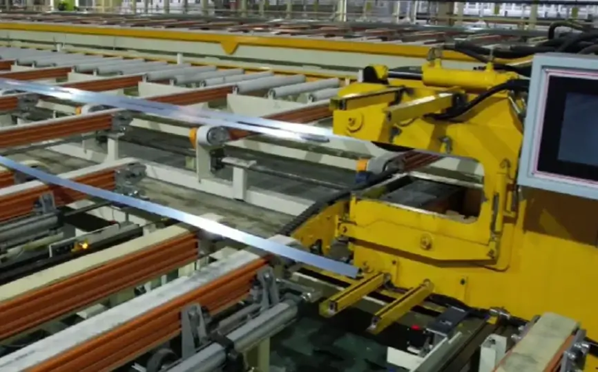 Aluminum extrusion stretching machine, straightening profile on roller table 